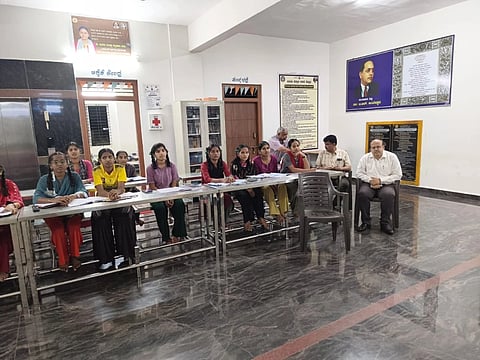 ಕೊಪ್ಪಳದ ಬಾಲಕಿಯರ ಹಾಸ್ಟೆಲ್​ಗೆ ಮಂಗಳವಾರ ಸಂಜೆ ಭೇಟಿ ನೀಡಿದ ಡಿಸಿ ಡಾ.ಸುರೇಶ ಬಿ.ಇಟ್ನಾಳ ಮಕ್ಕಳೊಂದಿಗೆ ಆನ್​ಲೈನ್​ ಪಾಠ ಕೇಳಿದರು. 