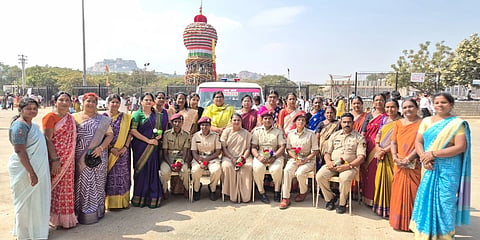 ಕೊಪ್ಪಳ ಗವಿಶ್ರೀ ಜಾತ್ರೆಯಲ್ಲಿ ಅಕ್ಕ ಪಡೆ ಪೋಲಿಸ್​ ಇಲಾಖೆ ಸಿಬ್ಬಂದಿಗಳಾದ ಸಾವಿತ್ರಿ ಡಿ, ಈರಣ್ಣ ತಾವರಗೇರಾ, ಹೋಮ್​ ಗಾರ್ಡ್​ಗಳಾದ ಎನ್​. ಯಲ್ಲಮ್ಮ, ನಾಗರತ್ನ ಗಂಗಾವತಿ, ಭಾಗ್ಯ ಮತ್ತು ತಾಯೇರಾ ಬೇಗಂ ಅವರನ್ನು ಜಿಲ್ಲಾ ಮಹಿಳಾ ಕಾಂಗ್ರೆಸ್​ನಿಂದ ಹೂಗುಚ್ಛ ನೀಡಿ ಸನ್ಮಾನಿಸಲಾಯಿತು.