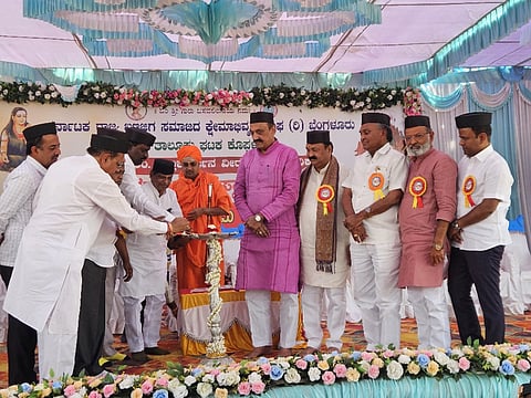 ಕೊಪ್ಪಳದಲ್ಲಿ ಶುಕ್ರವಾರ ನಡೆದ ಬಣಜಿಗ ಸಮುದಾಯದ ಸಂಸ್ಥಾಪನಾ ದಿನಾಚರಣೆ ಹಾಗೂ ಗುರುಬಸವ ಬಣಜಿಗರ ಭವನದ ಭೂಮಿ ಪೂಜೆ ಮತ್ತು ಅಡಿಗಲ್ಲು ಸಮಾರಂಭವನ್ನು ರಾಮದುರ್ಗಾ ಶಾಸಕ ಅಶೋಕ ಪಟ್ಟಣ್ಣವರ ಉದ್ಘಾಟಿಸಿದರು. ಹುಬ್ಬಳ್ಳಿ ಶಾಸಕ ಮಹೇಶ ತೆಂಗಿನಕಾಯಿ, ಶಾಸಕ ರಾವೇಂದ್ರ ಹಿಟ್ನಾಳ, ಸಂಸದ ರಾಜಶೇಖರ ಹಿಟ್ನಾಳ, ಮಾಜಿ ಸಂಸದ ಸಂಗಣ್ಣ ಕರಡಿ, ಮಾಜಿ ಶಾಸಕ ಪರಣ್ಣ ಮನವಳ್ಳಿ, ಜೆಡಿಎಸ್​ ರಾಜ್ಯ ಕೋರ್​ ಕಮಿಟಿ ಸದಸ್ಯ ಸಿ.ವಿ. ಚಂದ್ರಶೇಖರ, ನಗರಾಭಿವೃದ್ಧಿ ಪ್ರಾಧಿಕಾರದ ಅಧ್ಯಕ್ಷ ಪ್ರಸನ್ನ ಗಡದ, ತಾಲೂಕು ಘಟಕದ ಅಧ್ಯಕ್ಷ ವೀರಣ್ಣ ಬುಳ್ಳಾ ಇತರರಿದ್ದರು.