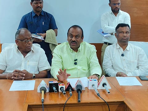 ಕೊಪ್ಪಳದಲ್ಲಿ ಶುಕ್ರವಾರ ಸುದ್ದಿ ಗೋಷ್ಠಿಯಲ್ಲಿ ಸಂಸದ ರಾಜಶೇಖರ ಹಿಟ್ನಾಳ ಮಾಹಿತಿ ನೀಡಿದರು. ಜಿಲ್ಲಾ ಅಥ್ಲೆಟಿಕ್ಸ್​ ಅಸೋಸಿಯೇಷನ್​ ಉಪಾಧ್ಯಕ್ಷ ಶ್ರೀನಿವಾಸ ಗುಪ್ತ, ಶಿವರಾತ್ರೇಶ್ವರ ದೇವಸ್ಥಾನ ಸಮಿತಿಯ ಅಧ್ಯಕ್ಷ ಅನಿಲ ನಲವಾಡ ಇದ್ದರು.