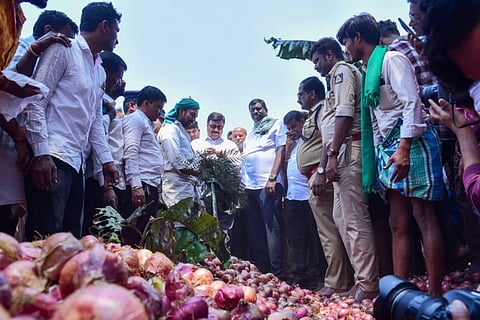 ಕೊಪ್ಪಳ ತಾಲೂಕಿನ ಬಗನಾಳ ಗ್ರಾಮಕ್ಕೆ ಶುಕ್ರವಾರ ಭೇಟಿ ನೀಡಿದ ಮಾಲಿನ್ಯ ನಿಯಂತ್ರಣ ಮಂಡಳಿ ಅಧ್ಯಕ್ಷ ಪಿ.ಎಂ.ನರೇಂದ್ರಸ್ವಾಮಿಗೆ ರೈತರು ಸಮಸ್ಯೆಗಳ ದರ್ಶನ ಮಾಡಿಸಿದರು. ಶಾಸಕ ರಾಘವೇಂದ್ರ ಹಿಟ್ನಾಳ, ಡಿಸಿ ಡಾ.ಸುರೇಶ ಬಿ.ಇಟ್ನಾಳ ಇತರರಿದ್ದರು.