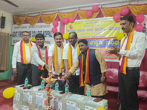 ಕೊಪ್ಪಳ ಸರ್ಕಾರಿ ಪ್ರಥಮ ದರ್ಜೆ ಕಾಲೇಜಿನಲ್ಲಿ ಶುಕ್ರವಾರ ಐಚ್ಚಿಕ ಕನ್ನಡ ವಿಭಾಗದ ವಿದ್ಯಾರ್ಥಿಗಳ ತಿರುಳ್ಗನ್ನಡ ಕನ್ನಡ ಸಂಘ ಉದ್ಘಾಟನಾ ಕಾರ್ಯಕ್ರಮವನ್ನು ಸಾಹಿತಿ ರಮೇಶ ಬನ್ನಿಕೊಪ್ಪ ಉದ್ಘಾಟಿಸಿದರು. ಪ್ರಾಂಶುಪಾಲ ವೈ.ಬಿ. ಅಂಗಡಿ, ಕರ್ನಾಟಕ ಜಾನಪದ ಅಕಾಡೆಮಿ ಸದಸ್ಯ ಮೆಹಬೂಬ್​ ಕಿಲ್ಲೇದಾರ, ಕನ್ನಡ ವಿಭಾಗದ ಮುಖ್ಯಸ್ಥರಾದ ಯಮನೂರಪ್ಪ ಟಿ, ಡಾ. ತುಕಾರಾಮ್​ ನಾಯ್ಕ, ಡಾ. ಸಿ.ಬಿ. ಹನುಮಂತಪ್ಪ, ಡಾ. ಪ್ರಕಾಶ ಬಳ್ಳಾರಿ, ಡಾ. ಮಹಾಂತೇಶ ನೆಲಾಗಣಿ ಇದ್ದರು.