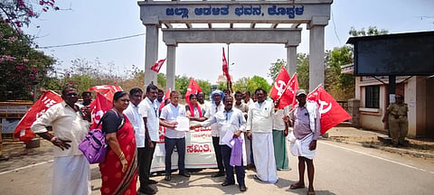 ಕೊಪ್ಪಳದಲ್ಲಿ ಒಳ ಮೀಸಲಾತಿ ಹೆಚ್ಚಳಕ್ಕೆ ಕೇಂದ್ರ ಸರ್ಕಾರ ಅನುಮೋದನೆ ನೀಡಿ 9ನೇ ಅನೂಸುಚಿಗೆ ಸೇರಿಸುವಂತೆ ಸಿಪಿಐಎಂ ನಿಂದ ಎಂಪಿ ಕಚೇರಿ ಸಿಬ್ಬಂದಿಗೆ ಮನವಿ ಸಲ್ಲಿಸಲಾಯಿತು. ನಿರುಪಾದಿ ಬೆಣಕಲ್​, ಮಂಜುನಾಥ ಡಗ್ಗಿ, ಸುಂಕಪ್ಪ ಗದಗ, ಬಸವರಾಜ ಮರಕುಂಬಿ, ಹುಸೇನಪ್ಪ ರಮೇಶ ಬಿ., ಮಲ್ಲಪ್ಪ ಕನಕಗಿರಿ ಇದ್ದರು.