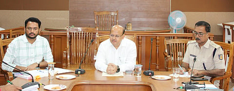 ಕೊಪ್ಪಳದಲ್ಲಿ ಸೋಮವಾರ ನಡೆದ ಶ್ರೀ ಹುಲಿಗೆಮ್ಮ ದೇವಿ ಜಾತ್ರೆಯ ಪೂರ್ವ ಭಾವಿ ಸಭೆಯಲ್ಲಿ ಡಿಸಿ. ಡಾ. ಸುರೇಶ ಬಿ. ಇಟ್ನಾಳ ಮಾತನಾಡಿದರು. ಎಡಿಸಿ ಸಿದ್ರಾಮೇಶ್ವರ, ಎಎಸ್ಪಿ ಆರ್​. ಹೇಮಂತ್​ ಕುಮಾರ್​ ಇದ್ದರು.