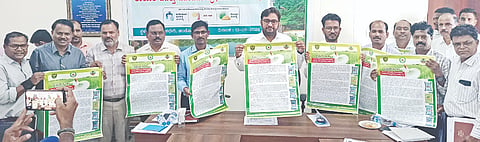 ಚಿಂಚೋಳಿಯಲ್ಲಿ ಹಮ್ಮಿಕೊಂಡಿದ್ದ ಸಭೆಯಲ್ಲಿ ಕಸ್ಕೋಟಾ, ನೆಟೆ ರೋಗ ಕುರಿತು ಜಾಗೃತಿ ಮೂಡಿಸುವ ಕರಪತ್ರಗಳನ್ನು ಶಾಸಕ ಡಾ.ಅವಿನಾಶ ಜಾಧವ್​ ಬಿಡುಗಡೆ ಮಾಡಿದರು. ಸುಬ್ಬಣ್ಣ ಜಮಖಂಡಿ, ವೀರಶೆಟ್ಟಿ ರಾಠೋಡ್​, ಸಂತೋಷಕುಮಾರ ಚವ್ಹಾಣ್​, ಡಾ.ಮಹ್ಮದ್​ ಗಫಾರ್​, ಉಮೇಶ ಚವ್ಹಾಣ್​ ಇದ್ದರು.