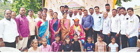 ಕಾಳಗಿ ತಾಲೂಕಿನ ಸುಂಠಾಣ ಬಡಾ ತಾಂಡಾದಲ್ಲಿ ವರ್ಗಾವಣೆಗೊಂಡ ಪ್ರಭಾರಿ ಮುಖ್ಯಶಿಕ್ಷಕ ಹಣಮಂತ ಖೋಡಳ್ಳಿ ಅವರನ್ನು ಸನ್ಮಾನಿಸಿ ಬೀಳ್ಕೊಡಲಾಯಿತು. ಗೀತಾ ಪ್ರೇಮಕುಮಾರ, ಅನೀಲಕುಮಾರ ಗುತ್ತೇದಾರ್​, ಸಂತೋಷ ಕಲಮೂಡ, ಬಸಂತರಾಯ ಪೆದ್ದಿ, ಜಗನ್ನಾಥ ಬಂಡಿ, ಅಶೋಕ ಹೊಸಮನಿ, ಹಣಮಂತ ಮಂತೆಟ್ಟಿ ಇತರರಿದ್ದರು.