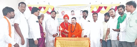  ಗಾರಂಪಳ್ಳಿಯಲ್ಲಿ ಹಮ್ಮಿಕೊಂಡಿದ್ದ ಸಪ್ತ ಭಜನೆ ಸಮಾರೋಪ ಸಮಾರಂಭವನ್ನು ಶಾಸಕ ಡಾ.ಅವಿನಾಶ ಜಾಧವ್​ ಉದ್ಘಾಟಿಸಿದರು. ಶ್ರೀ ಕರುಣೇಶ್ವರ ಶಿವಾಚಾರ್ಯ, ಶ್ರೀ ಕಲ್ಯಾಣ ಸ್ವಾಮೀಜಿ, ವೀರಭದ್ರಪ್ಪ ಮಲಕೋಡ, ಡಾ.ಗುರುಪ್ರಸಾದ ಅಂಬಲಗಿ, ಸೋಮಯ್ಯ ಸ್ವಾಮಿ ಇತರರಿದ್ದರು.