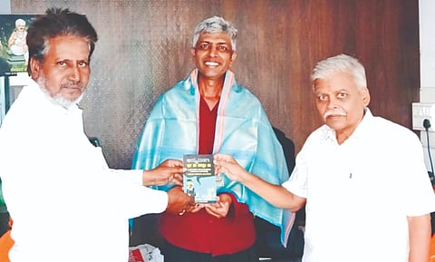 ಕಮಲಾಪುರದಲ್ಲಿ ಸೌಹಾರ್ದ ಬಾಂಧವ್ಯ ಪಾದಯಾತ್ರೆಯ ರೂವಾರಿ ಪ್ರೊ.ರೂಪೇಶ ಪುತ್ತೂರ ಅವರನ್ನು ಸ್ವಾಗತಿಸಿ ಸನ್ಮಾನಿಸಲಾಯಿತು. ದಾಸಿಮಯ್ಯ ವಡ್ಡನಕೇರಿ, ಅಶೋಕ ಸೂಗೂರು ಇದ್ದರು.