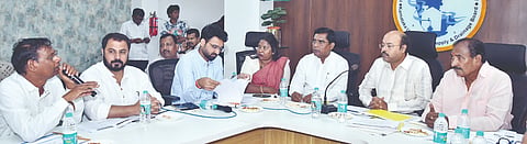 ಕಲಬುರಗಿ ಜಲ ಭವನದಲ್ಲಿ ಸೋಮವಾರ ನಡೆದ ಮಹಾನಗರ ಪಾಲಿಕೆ, ನಗರಾಭಿವೃದ್ಧಿ ಪ್ರಾಧಿಕಾರ, ಕೆಯುಐಡಿಎಫ್​ಸಿ ಪ್ರಗತಿ ಪರಿಶೀಲನಾ ಸಭೆಯಲ್ಲಿ ಸಚಿವ ಡಾ.ಯತೀಂದ್ರ ಸಿದ್ದರಾಮಯ್ಯ, ಅಲ್ಲಮಪ್ರಭು ಪಾಟೀಲ್​, ಜಗದೇವ ಗುತ್ತೇದಾರ್​, ವರ್ಷಾ ಜಾನೆ, ಅವಿನಾಶ ಶಿಂಧೆ, ಆರ್​.ಪಿ.ಜಾಧವ್​ ಇತರರಿದ್ದರು.