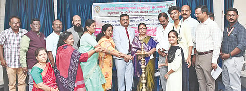 ಕಲಬುರಗಿ ಸರ್ಕಾರಿ ಮಹಾವಿದ್ಯಾಲಯದಲ್ಲಿ ಸೋಮವಾರ ಆಯೋಜಿಸಿದ್ದ ಅಂತಾರಾಷ್ಟ್ರೀಯ ಮಾದಕ ವಸ್ತುಗಳ ಸೇವನೆ ಮತ್ತು ಕಳ್ಳಸಾಗಾಣಿಕೆ ವಿರೋಧಿ ದಿನ ಕಾರ್ಯಕ್ರಮಕ್ಕೆ ಹಿರಿಯ ಸಿವಿಲ್​ ನ್ಯಾಯಾಧೀಶ ಶ್ರೀನಿವಾಸ ನವಲೆ ಚಾಲನೆ ನೀಡಿದರು. ಡಾ.ಸವಿತಾ ತಿವಾರಿ, ಡಾ.ಶರಣಬಸಪ್ಪ ಕ್ಯಾತನಾಳ್​, ಡಾ.ರವಿಕಾಂತಿ ಕ್ಯಾತನಾಳ, ಡಾ.ಮಹಮ್ಮದ್​ ಇರ್ಫಾನ್​ ಇತರರಿದ್ದರು.