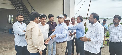 ಅಫಜಲಪುರ ತಾಲೂಕಿನ ಬಳ್ಳುಂಡಗಿ ಜಾಕವೆಲ್​ಗೆ ಕೆಎನ್ನೆನ್ನೆಲ್​ ಸಿಇ ವಿನಾಯಕ ಸುಗೂರ ಭೇಟಿ ನೀಡಿ ಪರಿಶೀಲಿಸಿದರು. ಇಇ ಶಿವಕುಮಾರ ಸ್ವಾಮಿ, ಎಇಇಗಳಾದ ಸಂತೋಷ ಸಜ್ಜನ್​, ಸಂತೋಷ ಪಾಟೀಲ್​ ಇದ್ದರು.