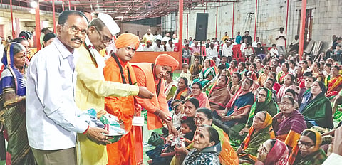  ಆಳಂದನ ಶರಣ ಮಂಟಪದಲ್ಲಿ ಹಮ್ಮಿಕೊಂಡಿದ್ದ ಧಾರ್ಮಿಕ ಕಾರ್ಯಕ್ರಮದಲ್ಲಿ ಶ್ರೀ ಚನ್ನಬಸವ ಪಟ್ಟದ್ದೇವರು ಸ್ವಾಮೀಜಿ, ಶ್ರೀ ಚಿಕ್ಕ ರಾಮಲಿಂಗ ಸ್ವಾಮಿಗಳು ಮಹಿಳೆಯರನ್ನು ಆಶೀರ್ವದಿಸಿದರು. ಸೂರ್ಯಕಾಂತ ತಟ್ಟಿ, ಶ್ರೀಶೈಲ್​ ಉಳ್ಳೆ ಇತರರಿದ್ದರು.