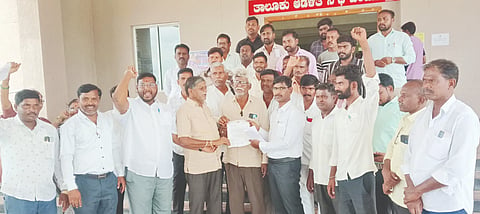 ಸೇಡಂ ತಾಲೂಕಿನ ಊಡಗಿಯಲ್ಲಿ ಯುವಕ ಭಗವಂತ ನಡಗೇರಿಯನ್ನು ಕೊಲೆಗೈದವರಿಗೆ ಕಠಿಣ ಶಿಕ್ಷೆ ನೀಡಬೇಕು ಎಂದು ಒತ್ತಾಯಿಸಿ ಚಿಂಚೋಳಿಯಲ್ಲಿ ಮಾದರ ಮಹಾಸಭಾದಿಂದ ಪ್ರತಿಭಟನೆ ನಡೆಸಿ ತಹಸೀಲ್ದಾರ್​ಗೆ ಮನವಿಪತ್ರ ಸಲ್ಲಿಸಲಾಯಿತು. ಶಾಮರಾವ ಓಂಕಾರ, ಮಲ್ಲು ಕೊಡಂಬುಲ್​, ವಿಜಯಕುಮಾರ ಶಾಬಾದಿ, ನರಸಪ್ಪ ಕಿವಡನೂರ ಇತರರಿದ್ದರು.