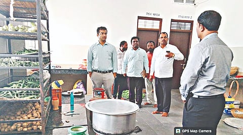 ಯಕ್ಕಂಚಿ ಕ್ರಾಸ್​ ಬಳಿಯ ಇಂದಿರಾಗಾಂಧಿ ವಸತಿಶಾಲೆಯ ಅಡುಗೆ ಕೋಣೆಗೆ ಜಿಪಂ ಸಿಇಒ ರಾಹುಲ್​ ಸಂಕನೂರ ಭೇಟಿ ನೀಡಿ ಪರಿಶೀಲಿಸಿದರು. ರಮೇಶ ಪಾಟೀಲ್​, ರಾಮಚಂದ್ರ, ಜಗನ್ನಾಥ ರೆಡ್ಡಿ, ಕವಿತಾ ಇದ್ದರು.