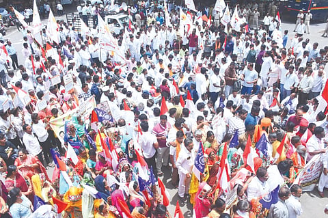 ಒಳಮೀಸಲು ಮತ್ತು ಜಾತಿ ವರ್ಗೀಕರಣ ಮರು ಪರಿಶೀಲಿಸಬೇಕು ಎಂದು ಆಗ್ರಹಿಸಿ ಅಖಿಲ ಭಾರತ ಬಂಜಾರ ಸೇವಾ ಸಂಘದ ಕಾರ್ಯಕರ್ತರು ಕಲಬುರಗಿಯಲ್ಲಿ ಗುರುವಾರ ಬೃಹತ್​ ಪ್ರತಿಭಟನೆ ನಡೆಸಿದರು. ನಾಮದೇವ ರಾಠೋಡ, ವಿಠ್ಠಲ್​ ಜಾಧವ್​, ಪ್ರೇಮಕುಮಾರ ರಾಠೋಡ, ಲತಾ ರಾಠೋಡ, ರವಿ ರಾಠೋಡ, ಶಂಕರ ಚವ್ಹಾಣ್​, ಆಕಾಶ ರಾಠೋಡ, ಸುರೇಶ ರಾಠೋಡ, ಶಾಮ ಆಡೆ, ದತ್ತು ಜಾಧವ್​ ಇತರರಿದ್ದರು.
