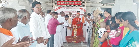 ವಡಗೇರಾ ತಾಲೂಕಿನ ಕೃಷ್ಣವೇಣಿ ಭೀಮಾ ಸಂಗಮದ ಸಂಗಮೇಶ್ವರ ದೇವಸ್ಥಾನದಲ್ಲಿ ಬುಧವಾರ ಹಮ್ಮಿಕೊಂಡ ೧೧೪ನೇ ಶಿವಾನುಭವ ಗೋಷ್ಠಿಯನ್ನು ಶ್ರೀ ಕರುಣೇಶ್ವರ ಶಿವಾಚಾರ್ಯರು ಉದ್ಘಾಟಿಸಿದರು. ಶ್ರೀ ವೇಣುಗೋಪಾಲ ಗುರೂಜಿ, ವೇ. ಶಿವಯ್ಯ ಸ್ವಾಮಿ ಸಾತಕೇಡ, ಬನ್ನಯ್ಯ ಸ್ವಾಮಿ, ಚಂದ್ರಶೇಖರಗೌಡ ಗೋನಾಲ, ಮಲ್ಲಿಕಾರ್ಜುನ ರೆಡ್ಡಿ ಬೆನಕನಳ್ಳಿ, ವೆಂಕಟರೆಡ್ಡಿ ಗೌಡ ಶಿವನೂರ, ಮಲ್ಲಿಕಾರ್ಜುನ ಸ್ವಾಮಿ, ಸೈದಪ್ಪ ಶಿವಪುರ, ಬಸವರಾಜ ಕಾಟರಪಳ್ಳಿ ಇತರರಿದ್ದರು.