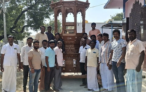 ಸಿದ್ದಾಪುರದಲ್ಲಿ ಈಶ್ವರ ದೇವರ ಜಾತ್ರಾ ಮಹೋತ್ಸವ ನಿಮಿತ್ತ ತೇರನ್ನು ಹೊರಕ್ಕೆ ತರಲಾಯಿತು. ಪುರಾಣ ಸಮಿತಿ ಮುಖಂಡ ಮಲ್ಲಿಕಾರ್ಜುನ ಹಳೇಮನಿ, ಕಮಿಟಿ ಅಧ್ಯಕ್ಷ ಶಂಕರಗೌಡ ಸಿಂಗನಾಳ, ಗ್ರಾಮಸ್ಥರಾದ ಪಂಪನಗೌಡ, ಶಿವಕುಮಾರ್, ಸೋಮನಾಥ, ಶರಣಬಸವ, ಮಲ್ಲಿಕಾರ್ಜುನ, ಶಿವನಗೌಡ, ಉಮೇಶ, ವನರಾಜ್ ನೀಲಪ್ಪ, ನಾಗರಾಜ್, ಹನುಮೇಶ್ ಸೇರಿ ಇತರರಿದ್ದರು.