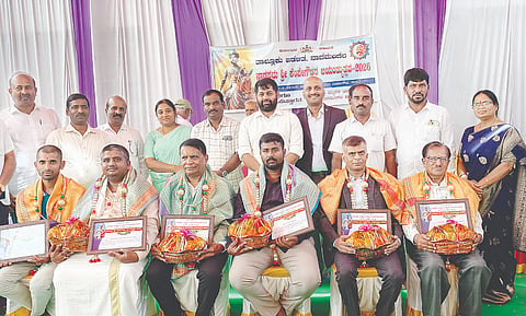  ನಾಗಮಂಗಲ ಪಟ್ಟಣದ ತಾಲೂಕು ಆಡಳಿತ ಸೌಧದ ಒಳಾಂಗಣದಲ್ಲಿ ಶನಿವಾರ ಆಯೋಜಿಸಿದ್ದ ನಾಡಪ್ರಭು ಕೆಂಪೇಗೌಡರ 517ನೇ ಜಯಂತ್ಯುತ್ಸವ ಸಮಾರಂಭದಲ್ಲಿ ವಿವಿಧ ಕ್ಷೇತ್ರಗಳಲ್ಲಿ ಸಾಧನೆ ಮಾಡಿರುವ ಸಾಧಕರನ್ನು ಸನ್ಮಾನಿಸಲಾಯಿತು. ಬಿ.ಎಸ್.ಸತೀಶ್,ಪಿ ಬಿ.ಚಲುವರಾಜು ಇತರರಿದ್ದರು.