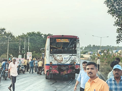 ದಾಬಸ್​ಪೇಟೆಯ ಹೆದ್ದಾರಿ 48 ರಲ್ಲಿ ಸಂಭವಿಸಿದ ಅಪಘಾತದಿಂದ ಈ ಭಾಗದ ಸುತ್ತಮುತ್ತ ಸಂಚಾರ ಸಿಕ್ಕು ಏರ್ಪಟ್ಟಿರುವುದು. 