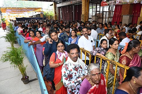  ನಗರದ ಶ್ರೀ ಗಣಪತಿ ಸಚ್ಚಿದಾನಂದ ಆಶ್ರಮದಲ್ಲಿ ವೈಕುಂಠ ಏಕಾದಶಿಯ ಪ್ರಯುಕ್ತ ಭಕ್ತಾದಿಗಳು ಸರತಿ ಸಾಲಿನಲ್ಲಿ ನಿಂತು ದೇವರ ದರ್ಶನ ಪಡೆದರು