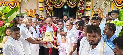 ನಾಗಮಂಗಲ ತಾಲೂಕಿನ ತೆಂಗಿನಭಾಗ ಗ್ರಾಮದಲ್ಲಿ ನೂತನವಾಗಿ ನಿರ್ಮಿಸಿರುವ ಶ್ರೀ ಬೀರೇಶ್ವರಸ್ವಾಮಿ ದೇವಾಲಯ ಉದ್ಘಾಟನಾ ಸಮಾರಂಭದಲ್ಲಿ ಪಾಲ್ಗೊಂಡ ಸಚಿವ ಎನ್.ಚಲುವರಾಯಸ್ವಾಮಿ ಅವರನ್ನು ಗ್ರಾಮಸ್ಥರು ಅಭಿನಂದಿಸಿದರು.