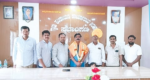 ಅರಟಾಳ ಗ್ರಾಪಂನಲ್ಲಿ ರವೀಂದ್ರ ಬಂಗಾರೆಪ್ಪನವರನ್ನು  ಗಣ್ಯರು ಸನ್ಮಾನಿಸಿದರು. ಎ.ಜಿ.ಎಡಕೆ, ಆನಂದ ಗಿರಿಜಾಗೋಳ, ಯಲ್ಲಪ್ಪ ಹಟ್ಟಿ ಇತರರಿದ್ದರು.