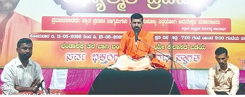 ಅಡಹಳ್ಳಿ ಗ್ರಾಮದ ಬೀರಲಿಂಗೇಶ್ವರ ಜಾತ್ರಾ ಮಹೋತ್ಸವ ಅಂಗವಾಗಿ ನಡೆದ ಪ್ರವಚನ ಕಾರ್ಯಕ್ರಮದಲ್ಲಿ ಅಮರೇಶ್ವರ ಮಹಾರಾಜರು ಪ್ರವಚನ ನೀಡಿದರು. ಸಿದ್ದಪ್ಪ ಹೊನವಾಡ, ಬೀರಪ್ಪ ಹಾದಿಮನಿ ಇದ್ದರು.
