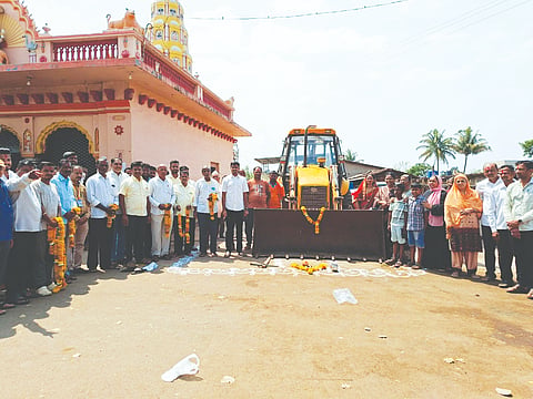 ದಡ್ಡಿ ಗ್ರಾಮದಲ್ಲಿ ಸಿಸಿ ರಸ್ತೆ ನಿರ್ಮಾಣ ಕಾಮಗಾರಿಗೆ ಬಿಡಿಸಿಸಿ ನಿರ್ದೇಶಕ ರಾಹುಲ ಜಾರಕಿಹೊಳಿ ಚಾಲನೆ ನೀಡಿದರು. ದಯಾನಂದ ಪಾಟೀಲ, ಬಸವರಾಜ ದೇಸಾಯಿ, ಈರಣ್ಣ ದೇಸಾಯಿ, ಸುರೇಶ ಬೆಣ್ಣಿ, ಭರಮಾ ಹಳ್ಳೂರಿ ಇತರರಿದ್ದರು.