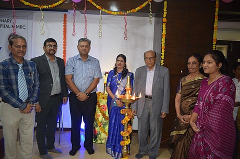 ಯಳ್ಳೂರ ರಸ್ತೆಯ ಕೆಎಲ್​ಇ ಶತಮಾನೋತ್ಸವ ಚಾರಿಟಬಲ್​ ಆಸ್ಪತ್ರೆಯಲ್ಲಿ ಈಚೆಗೆ ಆಯೋಜಿಸಿದ್ದ ವಿಶ್ವ ದಾದಿಯರ ದಿನಾಚರಣೆ ಕಾರ್ಯಕ್ರಮವನ್ನು ಗಣ್ಯರು ಉದ್ಘಾಟಿಸಿದರು. ಸಚಿನ ಸಬನಿಸ್​, ಡಾ.ಎಚ್​.ಬಿ.ರಾಜಶೇಖರ, ಡಾ.ಸಂಜಯ ಕಂಬಾರ, ಶರೀಫಾ ಸಯ್ಯದ್​, ಭಾರತಿ ಲಿಂಗಾಯತ, ದಾಾಯಿಣಿ ಹಿರೆಮಠ ಇತರರಿದ್ದರು.