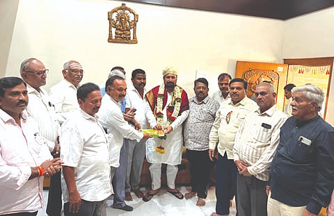 ಅಥಣಿ ನಗರಸಭೆಯಾದ ಪ್ರಯುಕ್ತ ಹಿರಿಯರು ಶಾಸಕ ಲಕ್ಷ್ಮಣ ಸವದಿ ಅವರನ್ನು ಸನ್ಮಾನಿಸಿದರು. ಡಾ.ಮಲ್ಲಿಕಾರ್ಜುನ ಹಂಜಿ, ವಿಜಯ ಬುರ್ಲಿ, ಈರಯ್ಯ ಜಗದಾಳಮಠ ಇತರರಿದ್ದರು.