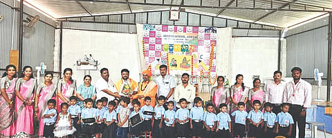 ಅಥಣಿಯ ಆದರ್ಶ ಶಾಲೆಯಲ್ಲಿ ಮಕ್ಕಳಿಗೆ ಅಕ್ಷರಭ್ಯಾಸ ಕಾರ್ಯಕ್ರಮದಲ್ಲಿ ಗುರು ಅಳ್ಳಿಮಟ್ಟಿ ಅವರನ್ನು ಮರುಳಸಿದ್ಧ ಸ್ವಾಮೀಜಿ ಸನ್ಮಾನಿಸಿದರು. ರಾವಸಾಹೇಬ ಐಹೊಳೆ, ವಿದ್ಯಾ ಐಹೊಳೆ, ಸತೀಶ ಕುಲಕರ್ಣಿ, ವೈಭವ ಐಹೊಳೆ ಇತರರಿದ್ದರು.