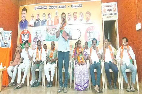 ಮತದಾರರ ಪಟ್ಟಿ ತೀವ್ರ ಪರಿಷ್ಕರಣೆ ಕಾರ್ಯ ಕುರಿತು ಭದ್ರಾವತಿಯಲ್ಲಿ ಆಯೋಜಿಸಿದ್ದ ಬಿಎಲ್‌ಎ-2 ಕಾರ್ಯಗಾರದಲ್ಲಿ ಎನ್.ಕೆ.ಜಗದೀಶ್ ಮಾತನಾಡಿದರು. ಜಿ.ಧರ್ಮಪ್ರಸಾದ್, ಕೆ.ಎಚ್.ತೀರ್ಥಯ್ಯ, ಮಂಗೋಟೆ ರುದ್ರೇಶ್ ಇತರರಿದ್ದರು.