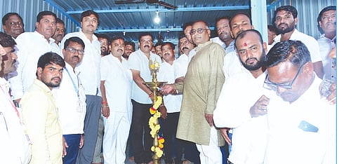 ಬಸವಕಲ್ಯಾಣದ ಜೆಸ್ಕಾಂ ಶಾಖಾ ಕಚೇರಿಯ ಹತ್ತಿರ ಕರ್ನಾಟಕ ರಾಜ್ಯದ ಅನುಮತಿ ಪಡೆದ ವಿದ್ಯುತ್​ ಗುತ್ತಿಗೆದಾರರ ಸಂಘ (ರಿ) ತಾಲೂಕು ಸಮಿತಿಯ ನೂತನ ಕಟ್ಟಡದ ಉದ್ಘಾಟನೆ ಹಾಗೂ ಸಮಿತಿಯ ಪದಾಧಿಕಾರಿಗಳ ಪದಗ್ರಹಣ ಕಾರ್ಯಕ್ರಮವನ್ನು ಸಂಘದ ರಾಜ್ಯಾಧ್ಯಕ್ಷ ಸಿ.ರಮೇಶ  ಉದ್ಘಾಟಿಸಿದರು. ವೀರಶೆಟ್ಟಿ ಖ್ಯಾಮಾ, ರಾಹುಲ್​ ಇಜಾರೆ, ಜಯರಾಮ ಗಾಯಕವಾಡ, ಅರ್ಷದ್​ ಮಹಾಗಾಂವಿ ಇತರರಿದ್ದರು.
