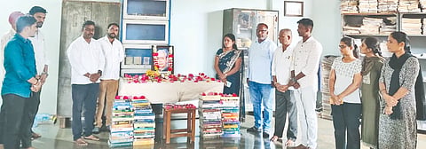 ಬಸವಕಲ್ಯಾಣದಲ್ಲಿ ಬುಧವಾರ ಗ್ರಂಥ ಪಾಲಕರ ದಿನ ಆಚರಿಸಲಾಯಿತು. ಶಾಖಾಧಿಕಾರಿ ನಿಂಗಪ್ಪ, ದೀಪಾಲಿ ಮಾನೆ, ಪ್ರಮುಖರಾದ ಲೋಕೇಶ್​ ಕನಕ, ಬಲಭೀಮ ವಾನಕೆಡೆ, ಬಸವರಾಜ ಮುಚಳಂಬ ಇತರರಿದ್ದರು.