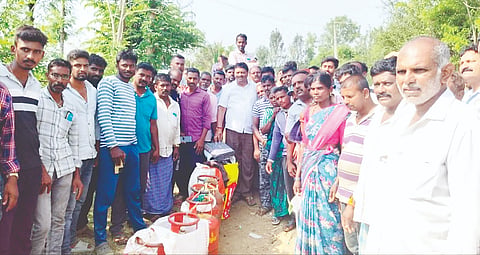 ಬೆಟ್ಟದಪುರದ ಭಾರತ್ ಗ್ಯಾಸ್ ಏಜೆನ್ಸಿ ಎದುರು ಗೃಹ ಬಳಕೆ ಗ್ಯಾಸ್ ಸಿಲಿಂಡರ್ ಪಡೆಯಲು ಸಾಲುಗಟ್ಟಿ ನಿಂತಿರುವ ಗ್ರಾಹಕರು. 