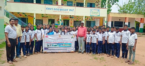 ಬೆಟ್ಟದತುಂಗ ಗ್ರಾಮದ ಪ್ರಾಥಮಿಕ ಆರೋಗ್ಯ ಕೇಂದ್ರವತಿಯಿಂದ ಇಲ್ಲಿನ ಸರ್ಕಾರಿ ಪ್ರಾಥಮಿಕ ಶಾಲೆಯಲ್ಲಿ ಮಲೇರಿಯಾ ವಿರೋಧಿ ಮಾಸಾಚರಣೆ ನಡೆಯಿತು. ರವಿ, ಸಿಂಗ್ರಿ, ಜಲೇಂದ್ರ, ಸತೀಶ್ ಇದ್ದರು.