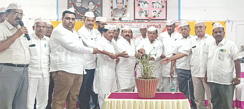 ಚಿಂಚೋಳಿಯಲ್ಲಿ ಹಮ್ಮಿಕೊಂಡಿದ್ದ ಬಸವ ಜಯಂತಿ ಪೂರ್ವಭಾವಿ ಸಭೆಯನ್ನು ವಿಧಾನ ಪರಿಷತ್​ ಸದಸ್ಯ ಡಾ.ಬಿ.ಜಿ.ಪಾಟೀಲ್​ ಉದ್ಘಾಟಿಸಿದರು. ಶಾಸಕ ಬಿ.ಆರ್​.ಪಾಟೀಲ್​, ಪ್ರಮುಖರಾದ ಬಾಬುರಾವ ಪಾಟೀಲ್​, ಸುಭಾಷ ರಾಠೋಡ್​, ಬಸವಣ್ಣಪ್ಪ ಪಾಟೀಲ್​, ಮಲ್ಲಿನಾಥ ಪಾಟೀಲ್​ ಇತರರಿದ್ದರು.