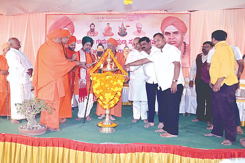 ಚಿಂಚಣಿ ಮಠದಲ್ಲಿ ಹಮ್ಮಿಕೊಂಡಿದ್ದ ಸಿದ್ಧಪ್ರಭು, ಅಲ್ಲಮಪ್ರಭು ಸ್ಮರಣೋತ್ಸವ ಹಾಗೂ ಕನ್ನಡ ರಾಜ್ಯೋತ್ಸವ ಸಮಾರಂಭವನ್ನು ಗಣ್ಯರು ಉದ್ಘಾಟಿಸಿದರು. ಡಾ.ಗುರುಸಿದ್ಧ ರಾಜಯೋಗೀಂದ್ರ ಸ್ವಾಮೀಜಿ, ಡಾ.ಶಿವಲಿಂಗೇಶ್ವರ ಸ್ವಾಮೀಜಿ, ಸಂಪಾದನಾ ಸ್ವಾಮೀಜಿ, ಶಿವಪ್ರಸಾದ ದೇವರು, ಮಹಾಂತೇಶ ಕವಟಗಿಮಠ, ಪೃಥ್ವಿ ಕತ್ತಿ ಇತರರಿದ್ದರು.