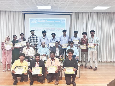 ನಣದಿ ಗ್ರಾಮದ ಪಿಕೆಪಿಎಸ್ ಸಭಾಂಗಣದಲ್ಲಿ ಹಮ್ಮಿಕೊಂಡಿದ್ದ ವಿಚಾರ ಸಂಕಿರಣದಲ್ಲಿ ಕಾರ್ಖಾನೆ ವ್ಯವಸ್ಥಾಪಕ ನಿರ್ದೇಶಕ ಆರ್.ಬಿ.ಖಂಡಗಾವೆ ಮಾತನಾಡಿದರು. ಅಣ್ಣಾಸಾಹೇಬ ಇಂಗಳೆ,  ವಿಜಯರಾಜ, ಸಚಿನ ಮೊಪಗಾರ ಇದ್ದರು.