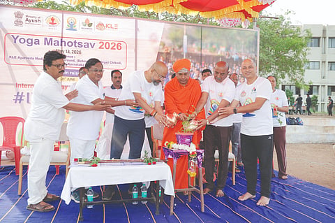 ಚಿಕ್ಕೋಡಿ ಪಟ್ಟಣದ ಕೆಎಲ್‌ಇ ಆಯುರ್ವೇದ ವೈದ್ಯಕೀಯ ಕಾಲೇಜಿನಲ್ಲಿ ಯೋಗ ಮಹೋತ್ಸವದ ಅಂಗವಾಗಿ ಹಮ್ಮಿಕೊಂಡಿದ್ದ ಸಾರ್ವಜನಿಕ ಜಾಗೃತಿ ಕಾರ್ಯಕ್ರಮವನ್ನು ಗಣ್ಯರು ಉದ್ಘಾಟಿಸಿದರು. ಸಂಪಾದನಾ ಸ್ವಾಮೀಜಿ, ಜಗದೀಶ ಕವಟಗಿಮಠ, ಡಾ.ಕಿರಣಕುಮಾರ ಮುತ್ನಾಳಿ ಇತರರಿದ್ದರು.