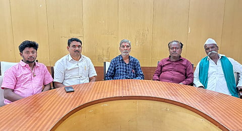 ಚಿಕ್ಕೋಡಿ ಪ್ರವಾಸಿ ಮಂದಿರದಲ್ಲಿ ಉತ್ತರ ಕರ್ನಾಟಕ ಪ್ರತ್ಯೇಕ ರಾಜ್ಯ ಬೇಡಿಕೆಗೆ ಬೆಂಬಲಿಸಿ ಚಿಕ್ಕೋಡಿ ಜಿಲ್ಲಾ ಹೋರಾಟ ಸಮಿತಿ ಅಧ್ಯಕ್ಷ ಸಂಜು ಬಡಿಗೇರ ಮಾತನಾಡಿದರು. ಚಂದ್ರಕಾಂತ ಹುಕ್ಕೇರಿ, ರುದ್ರಯ್ಯ ಹಿರೇಮಠ ಇತರರಿದ್ದರು.