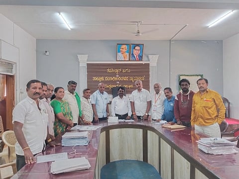  ದೊಡ್ಡಬಳ್ಳಾಪುರದ ತಾಲೂಕು ಕಚೇರಿಯಲ್ಲಿ ಹಮ್ಮಿಕೊಂಡಿದ್ದ ಸಮಾಲೋಚನಾ ಸಭೆಯಲ್ಲಿ ತಹಸೀಲ್ದಾರ್​ ಮಲ್ಲಪ್ಪ.ಕೆ ಯರಗೋಳ, ನಗರಸಭೆ ಮಾಜಿ ಅಧ್ಯಕ್ಷ ಹಾಗೂ ಹಾಲಿ ಸದಸ್ಯ ತ.ನ.ಪ್ರಭುದೇವ್​, ತಾಲೂಕು ಕಸಾಪ ಅಧ್ಯಕ್ಷ ಗೋವಿಂದರಾಜು ಇತರರು ಇದ್ದರು. 
