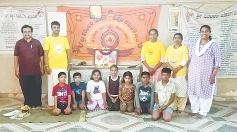 ದೊಡ್ಡಬಳ್ಳಾಪುರದ ಬಸವೇಶ್ವರ ದೇವಸ್ಥಾನದಲ್ಲಿ ಹಮ್ಮಿಕೊಂಡಿರುವ ಶ್ರೀ ಪತಂಜಲಿ ಯೋಗ, ವ್ಯಕ್ತಿತ್ವ ವಿಕಸನ ಶಿಬಿರಕ್ಕೆ ಶಿಕ್ಷಕ ಎನ್​. ವೆಂಕಟೇಶ್​ ಚಾಲನೆ ನೀಡಿದರು. ಯೋಗ ಶಿಕ್ಷಕರಾದ ಎಸ್​.ಎ.ಶೈಲಜಾ, ಶಿವರಾಜಮ್ಮ ಇತರರು ಇದ್ದರು. 