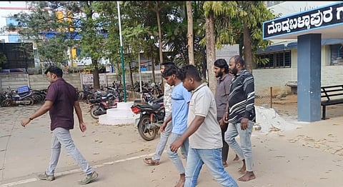 ದೊಡ್ಡಬಳ್ಳಾಪುರದಲ್ಲಿ ಹಣ ದರೋಡೆ ಮಾಡಿದ್ದ ಐವರನ್ನು ಬಂಧಿಸಿ ಕೋರ್ಟ್​ಗೆ ಕರೆದೊಯ್ಯುತ್ತಿರುವ ಗ್ರಾಮಾಂತರ ಠಾಣೆ ಪೊಲೀಸರು.