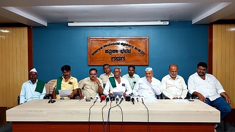 ವಾರಣಾಸಿಯಲ್ಲಿ ಅಸಹಕಾರ ಚಳುವಳಿ ಮಾಡುವ ಕುರಿತು ಬಸವರಾಜ ನವಲಗುಂದ ಸುದ್ದಿಗೋಷ್ಟಿ ನಡೆಸಿದರು. ಫಕ್ಕಿರಪ್ಪ ಹೆಬಸೂರ, ರ್ಬಕತಲಿ ಮುಲ್ಲಾ, ಮಾಬುಖಾನ್​ ಪಠಾಣ, ಮಾಂತೇಶ ನೆಲೂಡಿ, ರವಿಗೌಡ ಪಾಟೀಲ ಹಾಗೂ ಬಸಪ್ಪ ವಡ್ಡರ ಇತರರು ಇದ್ದರು.