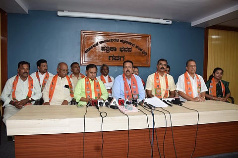 ಗದಗ ಪತ್ರಿಕಾ ಭವನದಲ್ಲಿ ಶಾಸಕ ಸಿ.ಸಿ. ಪಾಟೀಲ ಸುದ್ದಿಗೋಷ್ಟಿ ನಡೆಸಿದರು. ರಾಜು ಕುರಡಗಿ, ಎಂ. ಎಂ. ಹಿರೇಮಠ, ಎಂ. ಎಸ್​. ಕರೀಗೌಡ್ರ, ಉಷಾ ದಾಸರ, ಶಶಿಧರ ದಿಂಡೂರು, ಮಹೇಶ ದಾಸರ, ನೀರ್ಮಲಾ ಕೊಳ್ಳಿ ಇತರರು ಇದ್ದರು.