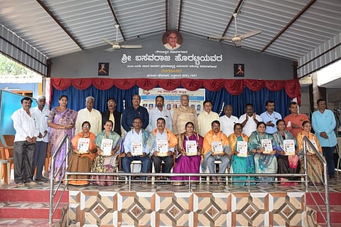  ಗದಗ ಸಿದ್ದಲಿಂಗ ನಗರ ಸರ್ಕಾರಿ ಶಾಲೆಯಲ್ಲಿ ಏರ್ಪಡಿಸಿದ್ದ ಕಾರ್ಯಕ್ರಮದಲ್ಲಿ ಶಿಕ್ಷಕರನ್ನು ಸನ್ಮಾನಿಸಲಾಯಿತು. ಬಸವರಾಜ ಹೊರಟ್ಟಿ, ಎಸ್​.ವಿ. ಸಂಕನೂರು, ಬಸವರಾಜ ಧಾರವಾಡ, ಎಸ್​.ಎಸ್​ ಪಟ್ಟಣಶೆಟ್ಟಿ, ಐ.ಬಿ. ಬೆನಕಪ್ಪ ಹಲವರು ಇದ್ದರು.