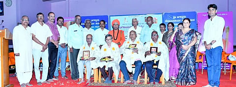 ಗದಗ ತೋಂಟದಾರ್ಯ ಮಠದಲ್ಲಿ ಜರುಗಿದ ಶಿವಾನುಭ ಕಾರ್ಯಕ್ರಮದಲ್ಲಿ ಸಾಧಕರನ್ನು ಸನ್ಮಾನಿಸಲಾಯಿತು. ಸಿದ್ಧರಾಮ ಶ್ರೀಗಳು, ಸುಮಂಗಲ, ಬಸವರಾಜ ಬುಳ್ಳಾ, ಲೀಲಾ, ಶಿವಲಿಂಗಪ್ಪ ಕಂಕಣಮೇಲೆ, ಪ್ರಕಾಶ ಅಸುಂಡಿ, ಗಿರಿಜಕ್ಕ ಧರ್ಮರೆಡ್ಡಿ ಹಲವರು ಇದ್ದರು.