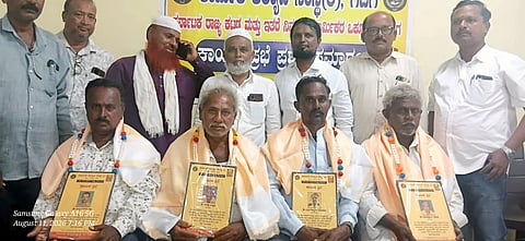  ಗದಗ ಕಾಮಿರ್ಕ ಕಲ್ಯಾಣ ಮಂಡಳಿ ಸಂಗದ ಕಾರ್ಯಾಲಯದಲ್ಲಿ ಸಾಧಕ ಕಾಮಿರ್ಕರನ್ನು ಸನ್ಮಾನಿಸಲಾಯಿತು. ಯುಸೂ್​ ಬೇಪಾರಿ, ಭೀಮಪ್ಪ ಪೂಜಾರ, ಬಾಪೂಗೌಡ ಕರಿಸೋಮನಗೌಡ್ರ, ಸಲೀಂ ಕಾತರಕಿ, ಖಾಜಾಸಾಬ ಗಬ್ಬೂರ ಇತರರು ಇದ್ದರು.