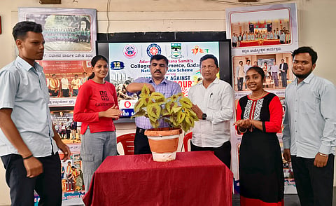 ನಗರದ ಆದರ್ಶ ಶಿಕ್ಷಣ ಸಂಸ್ಥೆಯಲ್ಲಿ ವಿಶ್ವ ಬಾಲ ಕಾರ್ಮಿಕ ಪದ್ಧತಿ ವಿರೋಧಿ ದಿನಾಚರಣೆಯನ್ನು ವಿ. ಟಿ. ನಾಯಕ ಉದ್ಘಾಟಿಸಿದರು. ಪ್ರೊ. ಬಾಹುಬಲಿ ಜೈನರ, ವರ್ಷ ಕಲ್ಕಂಬಿ, ನಮೃತಾ ಪಾಟೀಲ, ಅಕ್ಷಯ ಗುಡಿ, ಶರದಿ ಗೋಡ್ಕಿಂಡಿ ಇತರರು ಇದ್ದರು.  